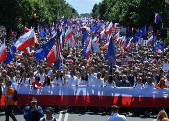Half a million Poles march through Warsaw in anti-government rally