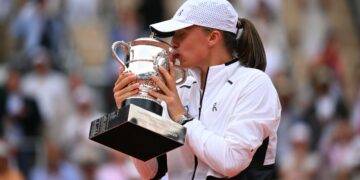 Iga Świątek beats Karolina Muchova to win her third French Open singles title