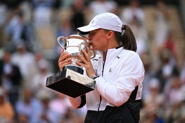 Iga Świątek beats Karolina Muchova to win her third French Open singles title