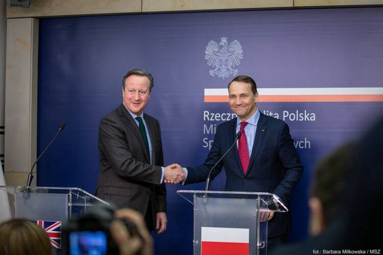 Sikorski and Cameron Unite in Call to US Congress for Ukraine Aid