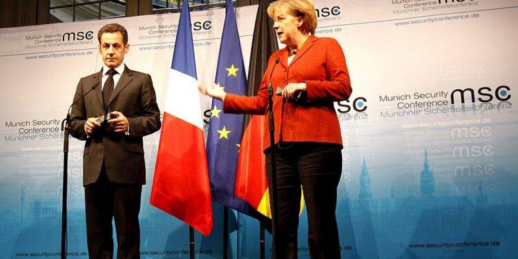 45th Munich Security Conference 2009: The President of the French Republik, Nicolas Sarkozy (ri), Federal Chancellor, Germany at the press statement.