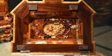The 17th Century Gdańsk Casket Shines in Malbork: A Beacon of Amber Artistry