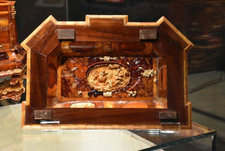 The 17th Century Gdańsk Casket Shines in Malbork: A Beacon of Amber Artistry