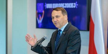 Sikorski Warns of Russian Nuclear Warheads Near Poland’s Border