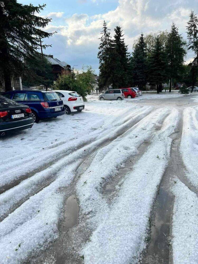 Heavy Hailstorm Hits Wolbrom, Creating a Winter-like Scene