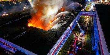 Massive Fire Engulfs Warehouse in Gdańsk Port