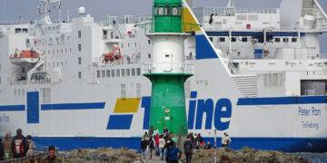 Man Blocks Ferry in Świnoujście, Police Negotiators Involved