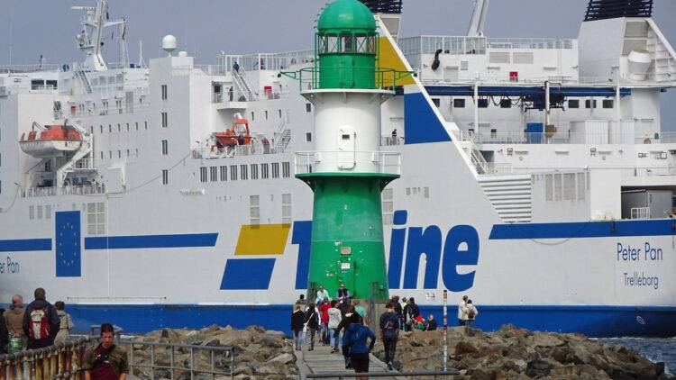 Man Blocks Ferry in Świnoujście, Police Negotiators Involved