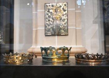 Burial Insignia of Polish and Lithuanian Monarchs Discovered in Hidden Cathedral Compartment