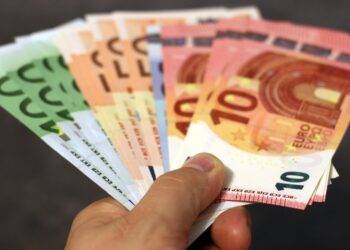 money, banknotes, euro, hand, banknote, currency, paper money, seem, 50 euro, 100 euro, 10 euro, 20 euro, finance, pay, hand over, business, stack, lots, financial world, cash, funds, money, money, euro, euro, euro, euro, euro, pay