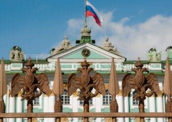 architecture, travel, old, metropolis, tourism, sculpture, castle, monument of architecture, historical, the culture, famous, russia, history, sight, monument, attraction, city, building, winter palace, eagle, palace square, st petersburg, classical, old city, historical architecture, journey, the façade of the, beautiful buildings, coat of arms, travels, pillar, alexandria, colonna, state, russian coat of arms, coat of arms of russia, forging, russian flag, nikon, d300s, stroll, camera, bronze, sculptures, element, alexandria, russian flag, russian flag, russian flag, russian flag, russian flag