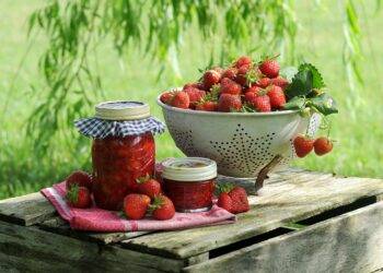 strawberries in bowl
