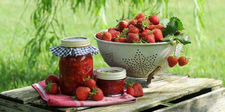 strawberries in bowl