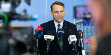 Polish Foreign Minister Radosław Sikorski Criticizes Hungary’s Stance on Russia, Calls for Moral Clarity