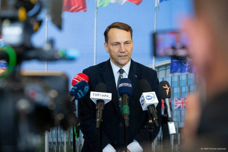 Polish Foreign Minister Radosław Sikorski Criticizes Hungary’s Stance on Russia, Calls for Moral Clarity
