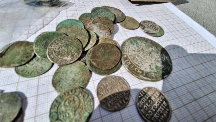 Treasure Trove of 400-Year-Old Coins Unearthed in Western Poland