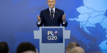 Polish president withholds oath of judge elected by parliament to Constitutional Tribunal over qualification dispute