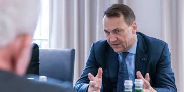 Sikorski urges Trump to pressure Russia, not Ukraine, to end war