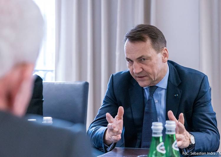 Sikorski urges Trump to pressure Russia, not Ukraine, to end war