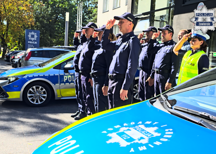 Police across Poland stop to honour officer fatally shot on duty