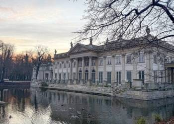 Palace on the Isle at Warsaw's Royal Łazienki Museum, photographed in November 2025 by Hayden Soloviev. Cropped to 16:9.