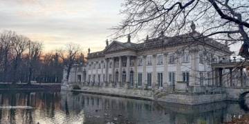 Palace on the Isle at Warsaw's Royal Łazienki Museum, photographed in November 2025 by Hayden Soloviev. Cropped to 16:9.