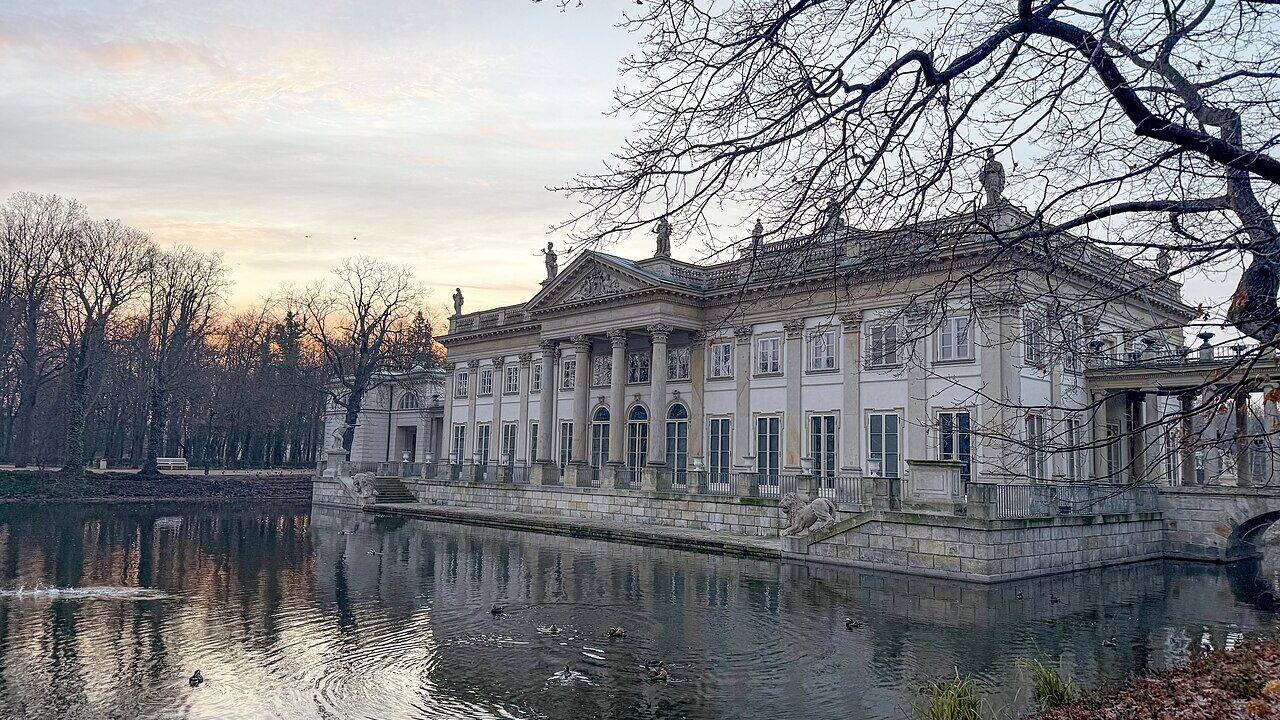 Palace on the Isle at Warsaw's Royal Łazienki Museum, photographed in November 2025 by Hayden Soloviev. Cropped to 16:9.