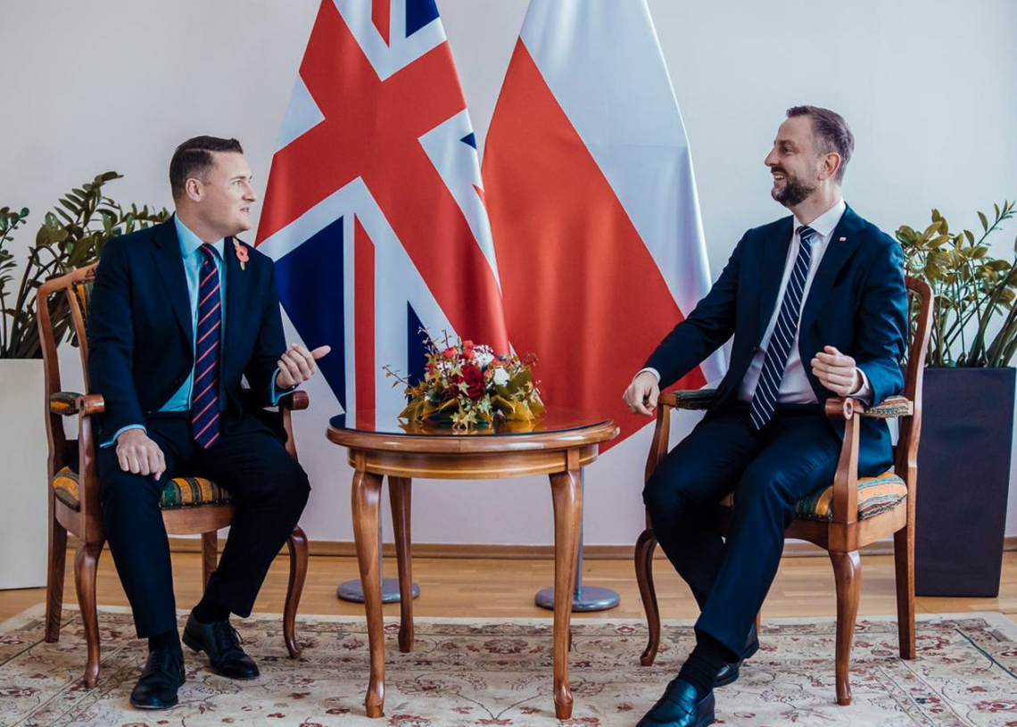 British Defence Secretary Wes Streeting and Polish Defence Minister Władysław Kosiniak-Kamysz in conversation beneath UK and Polish flags. Image source: gov.pl.