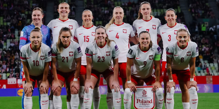 Poland women's football team pose on a football pitch; Ewa Pajor stands in the front row wearing number 9. Photo source: Ewa Pajor / Instagram.