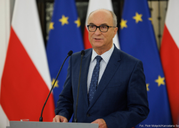 Włodzimierz Czarzasty speaking at a lectern in front of Polish and European Union flags. Archive photo credited to Piotr Molecki / Kancelaria Sejmu.