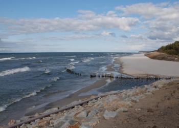 Archive photograph of the Baltic coastline at Karwia, Poland, 15 May 2016. Henryk Bielamowicz / Wikimedia Commons, CC BY-SA 4.0. Cropped; not the October 2026 investigation.
