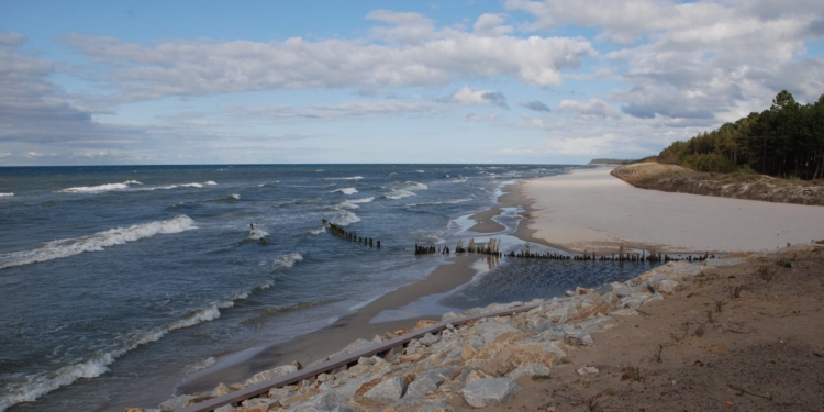 Archive photograph of the Baltic coastline at Karwia, Poland, 15 May 2016. Henryk Bielamowicz / Wikimedia Commons, CC BY-SA 4.0. Cropped; not the October 2026 investigation.