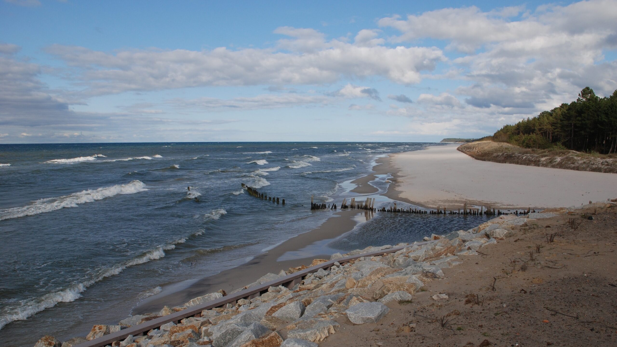 Archive photograph of the Baltic coastline at Karwia, Poland, 15 May 2016. Henryk Bielamowicz / Wikimedia Commons, CC BY-SA 4.0. Cropped; not the October 2026 investigation.