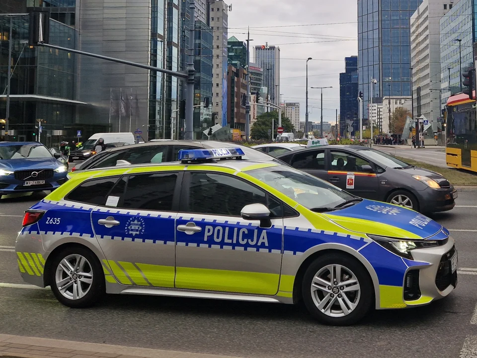 Marked Polish police patrol car on a street in Warsaw. File photograph unrelated to the Tusk threat investigation.